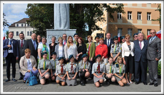 Flame Memorial with US travelers, scouts and 
Polish officials